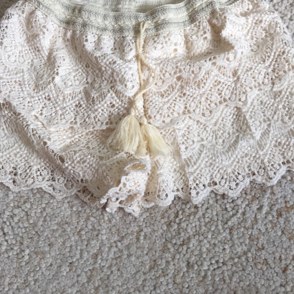 Adorable cream tassel shorts!
